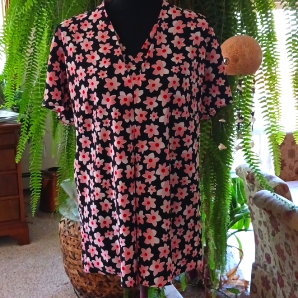 Women's cabi top size medium beautiful condition beautiful shirt.